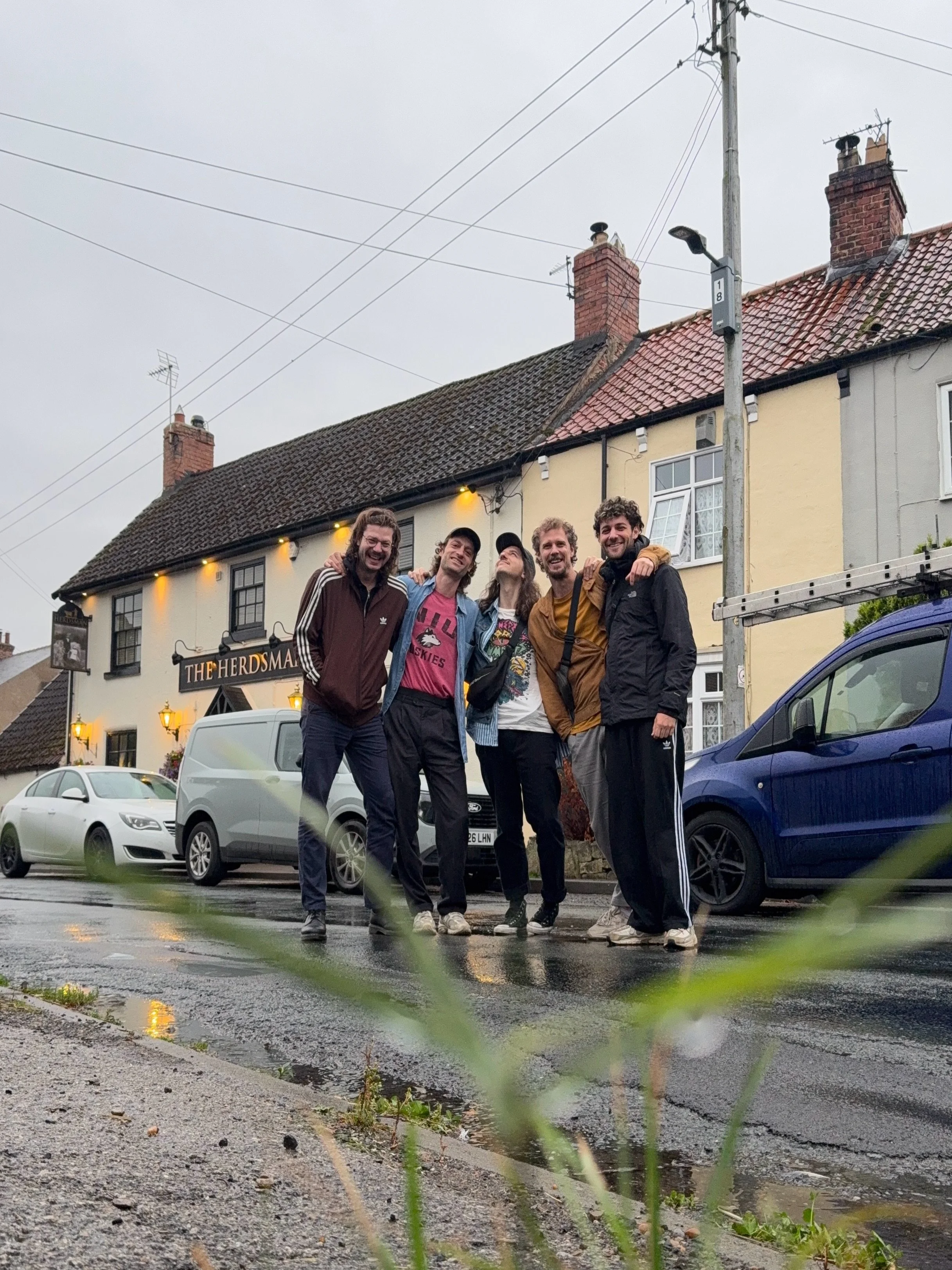 Finally fully in the saddle in the UK🫡🇬🇧
Gonna play our first show of this run at @thehugandpint in GLASGOW tomorrow, first time in Scotland ever!!🏴󠁧󠁢󠁳󠁣󠁴󠁿 

1: keen for a pub
2: auf Gleisen reisen
3: Bandeoke (Karaoke + Band) at @whitmoreta