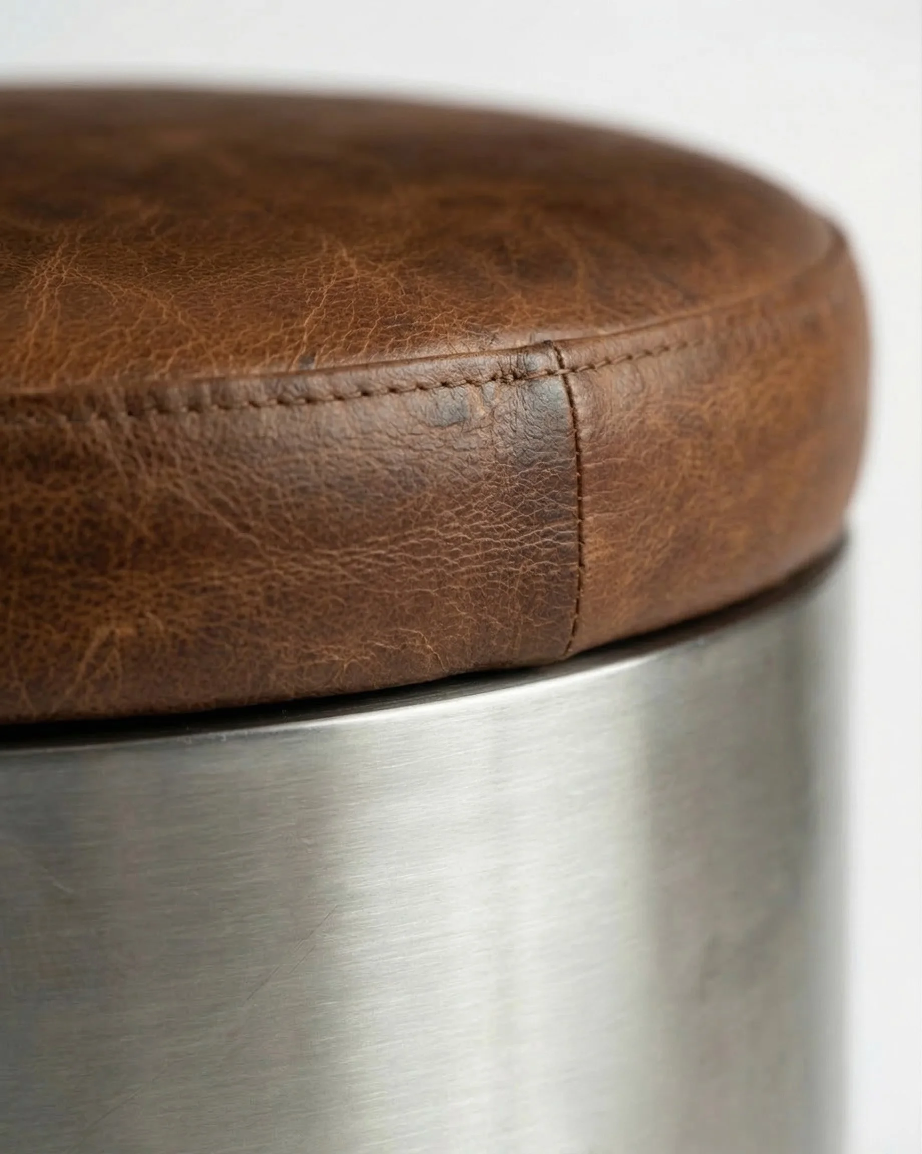 SILO tabouret inox&cuir zoom BACCARIS.jpg