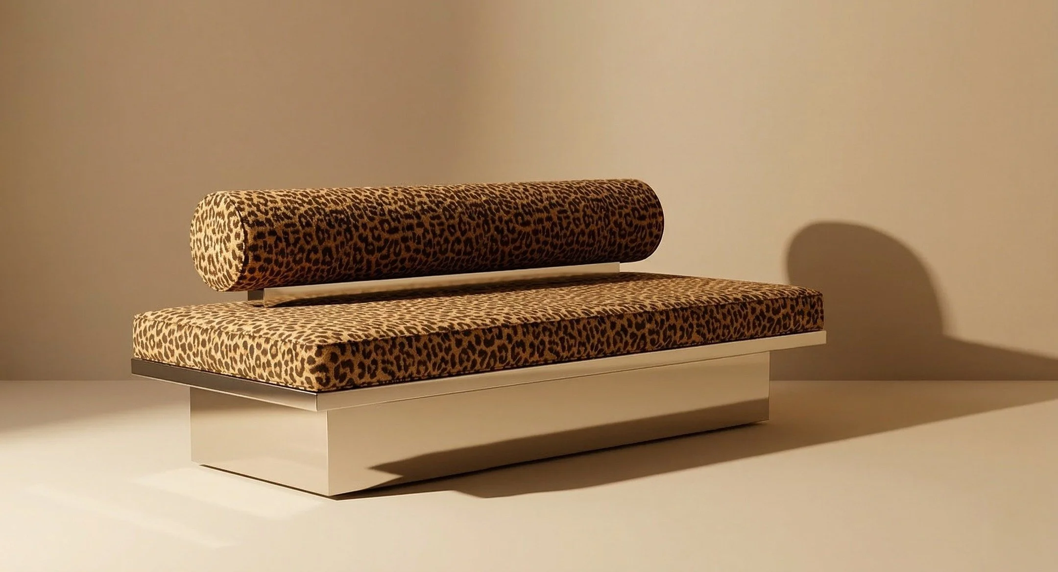 CHEETAH banquette de notre collection de mobilier &agrave; retrouver sur notre site.

#baccarisinterior #designsofa #chrome