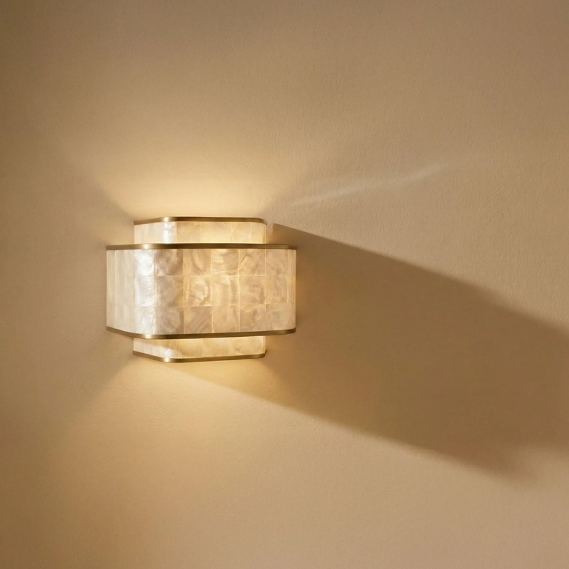 Pearl wall lamp internet BACCARIS.jpg