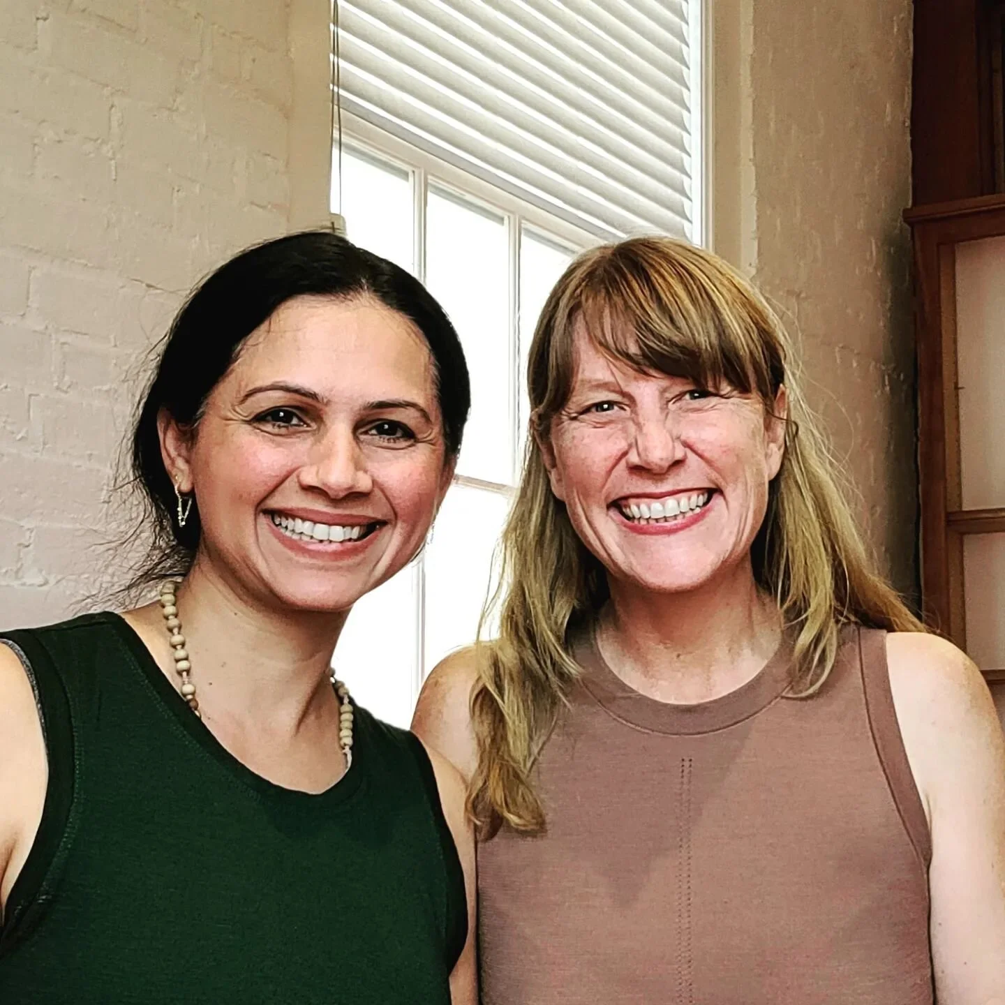 What's that? We're glowing? 

This is @breathewithmanpreet and I after trading @owakenbreathwork sessions yesterday. We're both part of a 9-month breathwork facilitator 🫁❤️✨ training led by the incredible @helle_weston and @lukismac -- wrapping up t