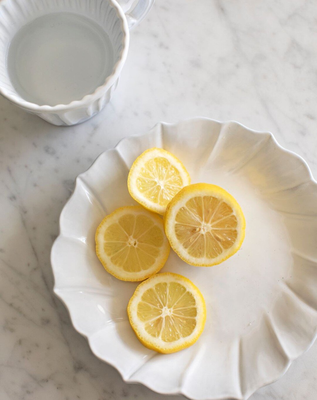 Immunity Boost Wellness Tip: lemon-infused water. So many benefits and so helpful in this season! 🍋 
Pretty as ever in our #Incanto dinner set.
📸: @karynmillet 
Styling: @thesmallscale @thelovelyinterior 
#OnlyPrettyThings
#HomeWithStyle