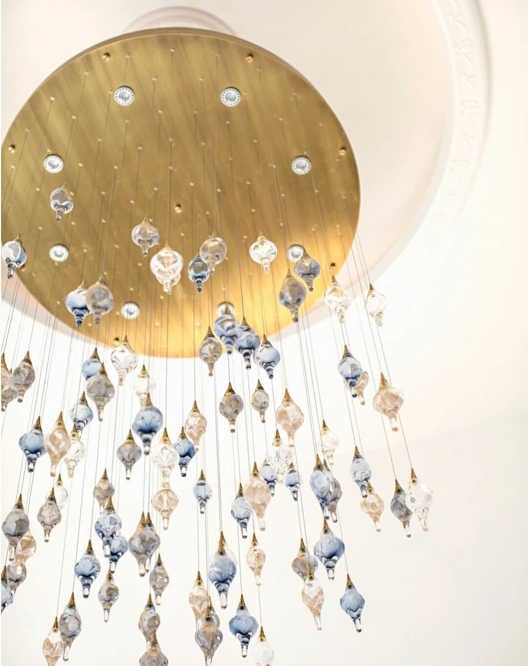 Still swooning over this gorgeous @studiobelvetro chandelier. ✨
Photography: @karynmillet 
#OnlyPrettyThings
#HomeWithStyle