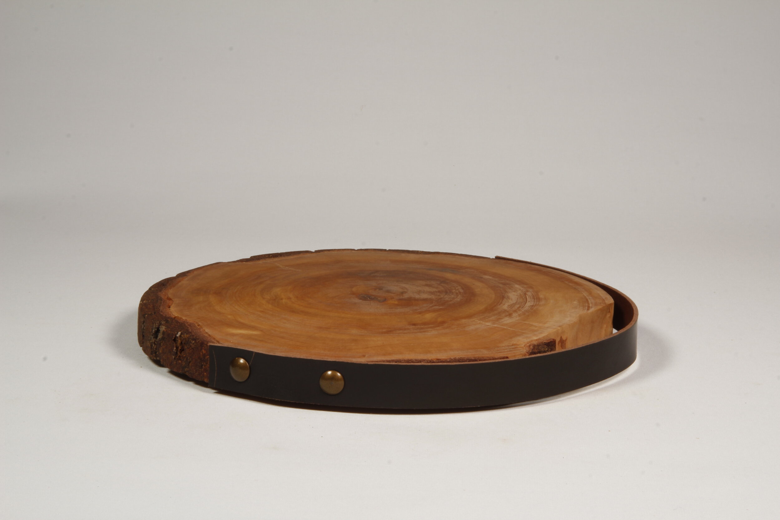 serving plate in birch with leather handle
