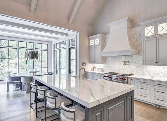 This timeless kitchen will never go out of style. We loved working with @johnwilliscustomhomes and  @michelboyd on this new construction home. #repost .
.

#atlantafinehomes #atlantarealestate #atlantacustomhomes #atlantaluxuryhomes #customhomebuilde