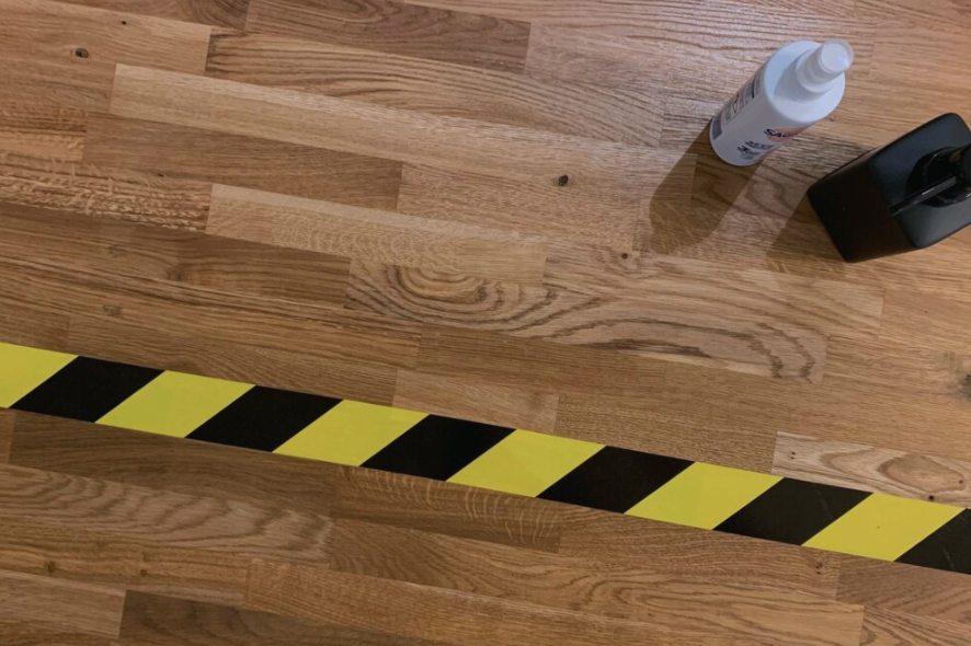 Wie man im Büro mit Pflanzen für räumliche Distanzierung sorgt