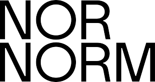 Text in schwarzen Großbuchstaben, teilweise sichtbar: 'NOR' und 'NORM'