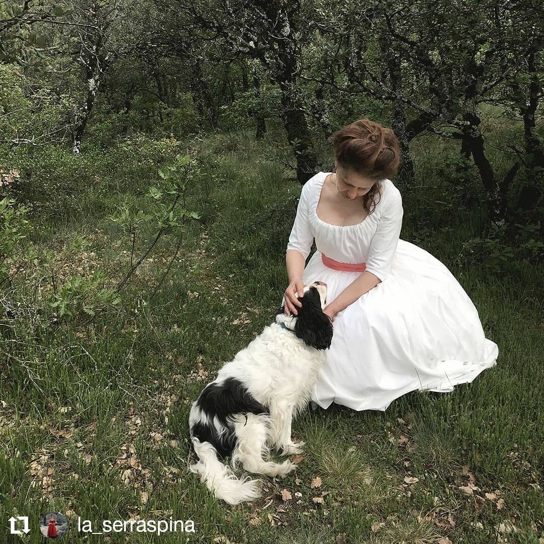 This talented seamstress just delights me with her exquisite work. This chemise a la Reine from my 1780s Portrait Dress pattern is utterly dreamy! ❤️ #Repost @la_serraspina
&bull; &bull; &bull; &bull; &bull; &bull;
🇫🇷Petit moment de tendresse avec 