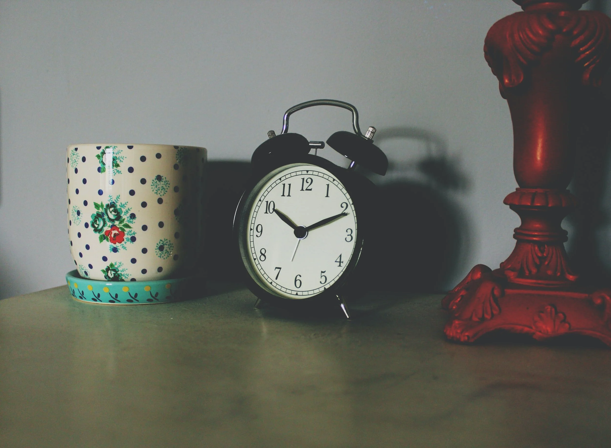 “Old Timey” Nightstand Clock via StandBy and the Belkin MagSafe 2-in-1 Charging Stand