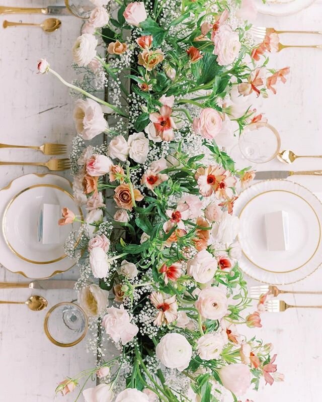Christmas is around the corner!! Are you hosting a party and cannot wait to decorate the tablescape? 🥳🥳 Hope you all have a great holiday season with your loved ones &hearts;️ Photographer: @aaronliu.photography
Planning &amp; design: @lovelyvows 
