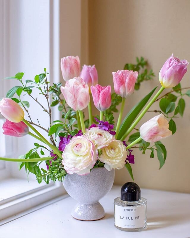 The scent of tulips (spring 🌷&hearts;️) Created using @petalandposy design box &hearts;️ love love love the pottery vase &hearts;️
.
.
.
It has been a while since I updated IG. Too much has happened in the last 4 months and in the blink of an eye, i