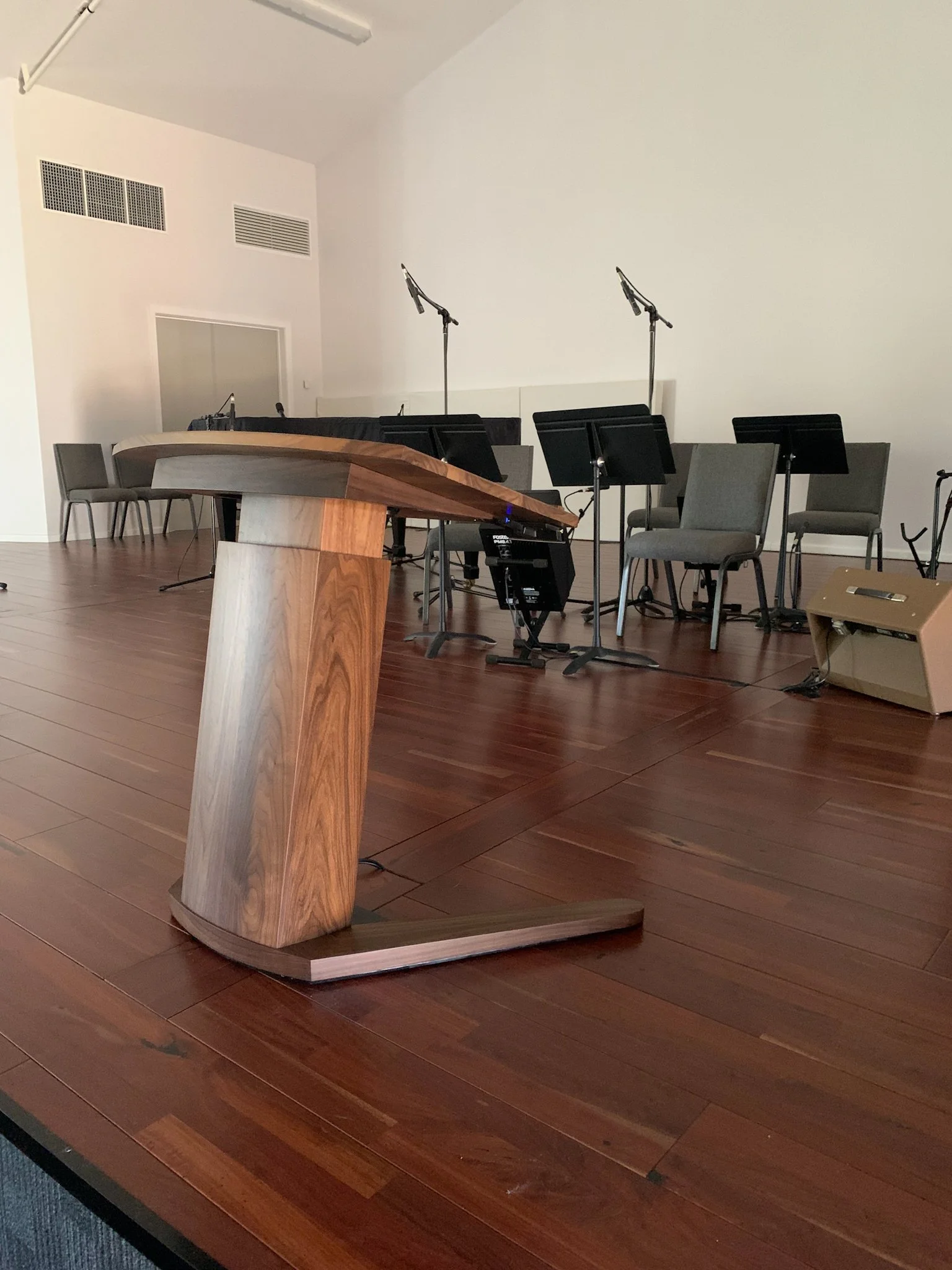 wheelchair accessible speaking pulpit