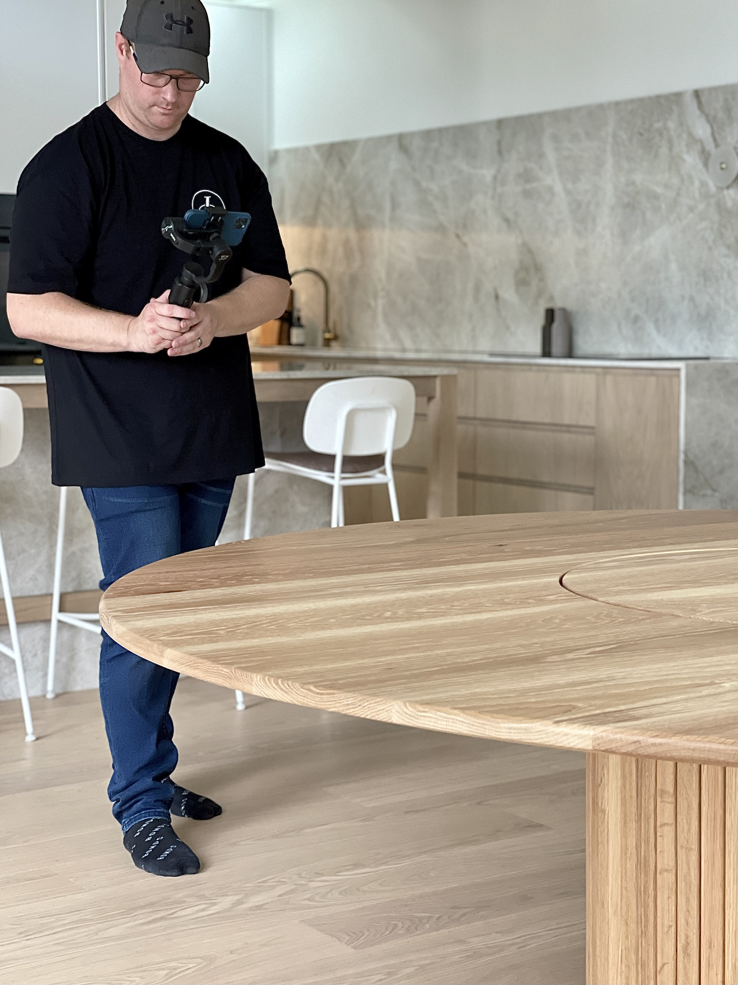 Round table finished in a hardware oil