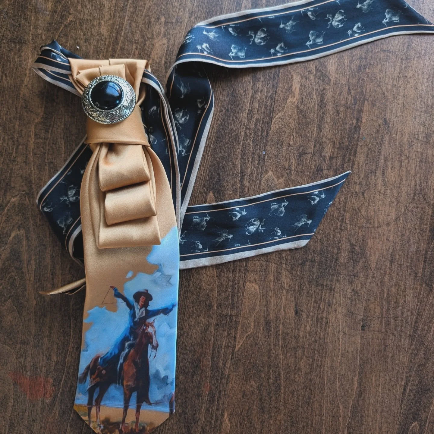 A moment for this fancy little tie. It looks absolutely stellar and I'd even say it's easier to tie than the classic way since its all held together with an old hair elastic and then topped off with my grandma's clip on earing.

If you got compliment