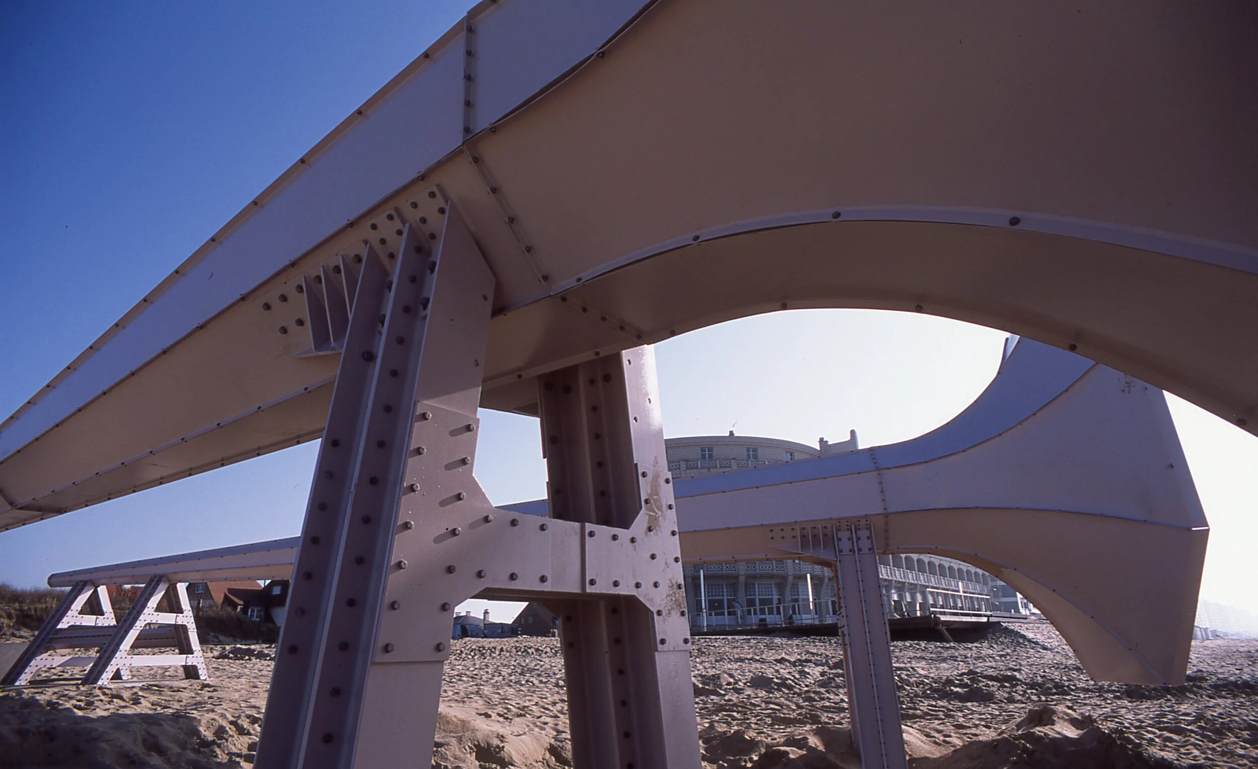  In order to have Belle Epoque feel, the construction was made with countless bolts, like in the age before welding was invented. 