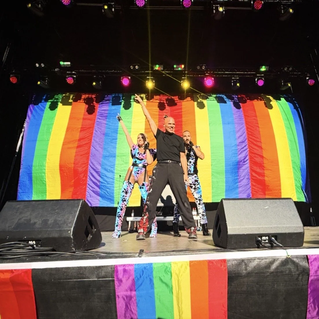 Le Crash och Andreas Lundstedt framför en prideflagga i Halmstad