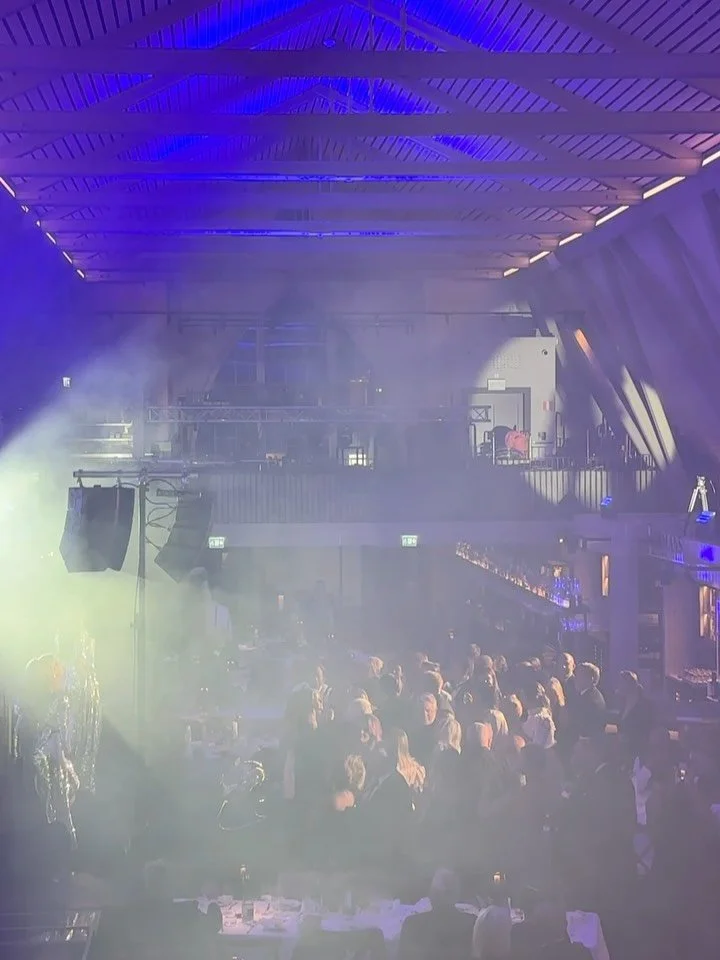 Br&ouml;llopsgig i Feskekyrka! 🤍 

Tack Pelle &amp; Helene f&ouml;r att vi fick vara med p&aring; er otroliga br&ouml;llopsdag. Vem styr fest som er??❤️&zwj;🔥 Line-up f&ouml;r underh&aring;llningen var vi i Le Crash med liveband, Mats Rand&eacute;r