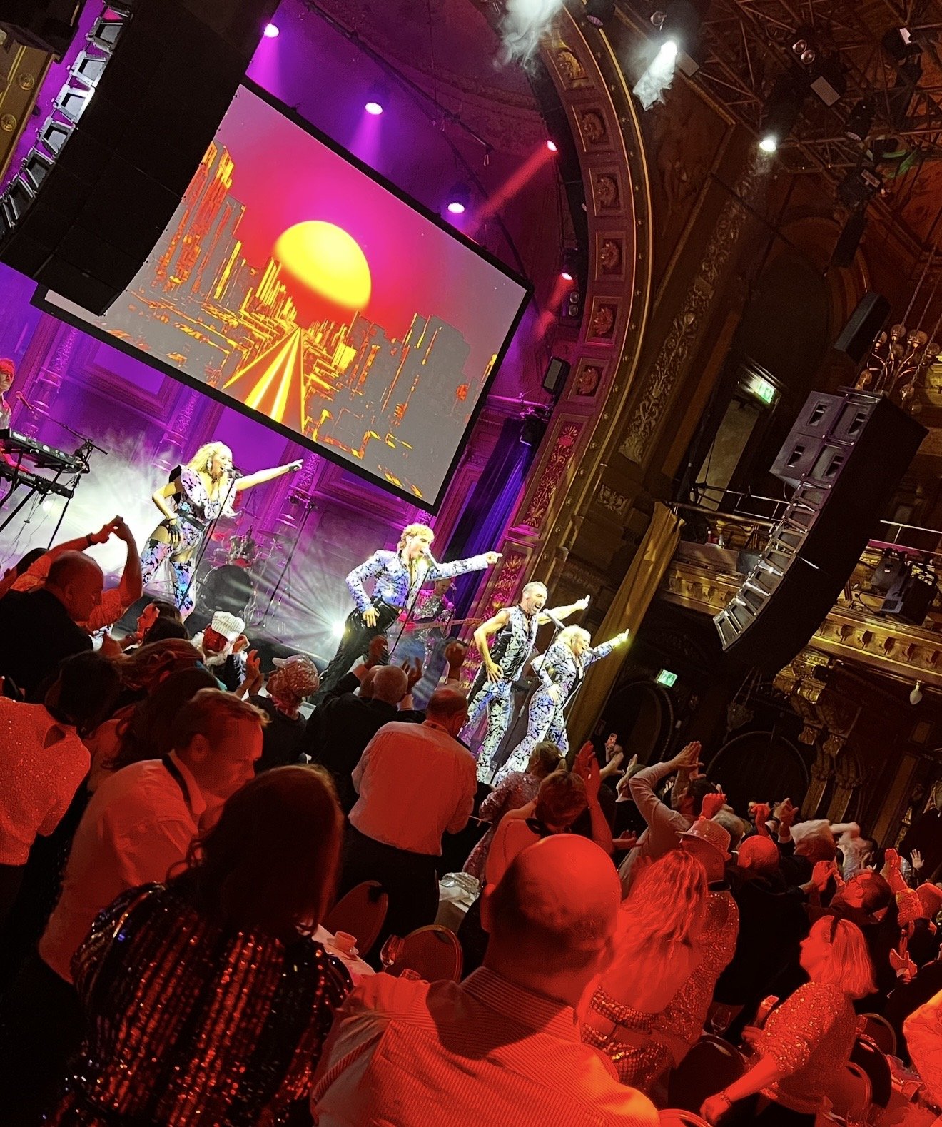 Le Crash ABBA show på scenen på Berns