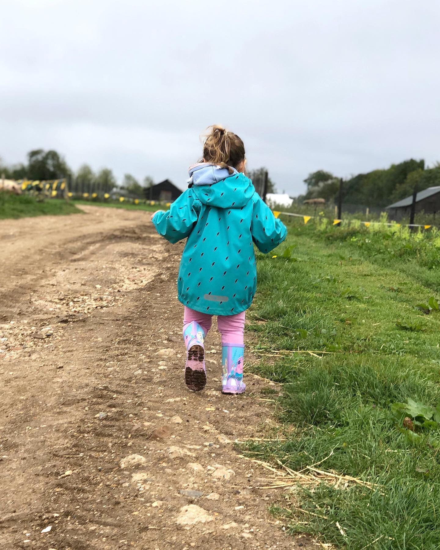 It&rsquo;s welly season! Time to rediscover your love for puddles, mud and spare socks. Who&rsquo;s been out for a splash already? 💦 #trailtots 

________________________________________________________

#muddypuddlesuk #muddyboots #puddlejumping #d