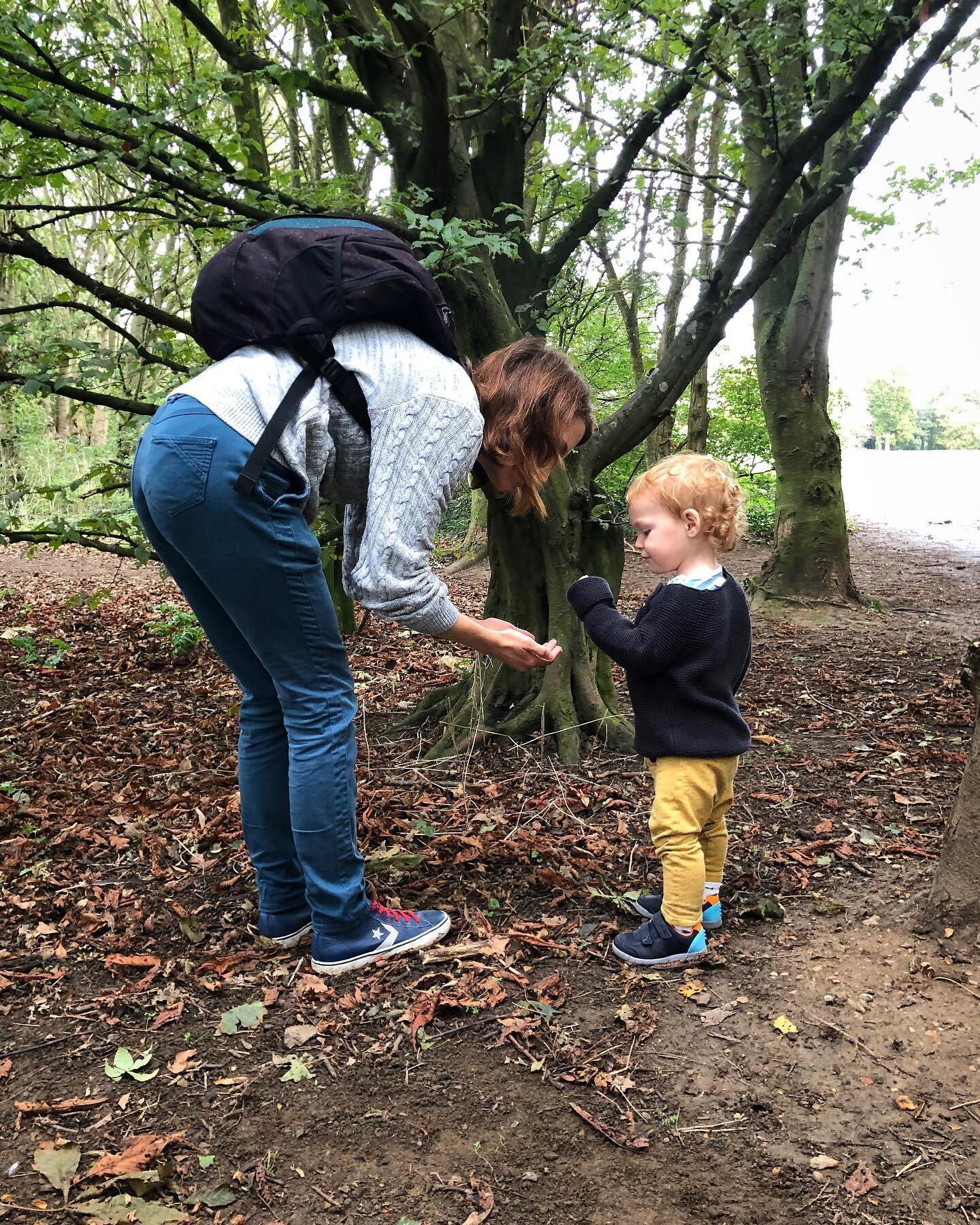 Our pockets are full of conkers and sticks. I think that&rsquo;s the sign of a good woodland toddle! We had so much fun collecting with you all. If you missed out, details of our next toddle will be up soon... 👀 #trailtots 

________________________