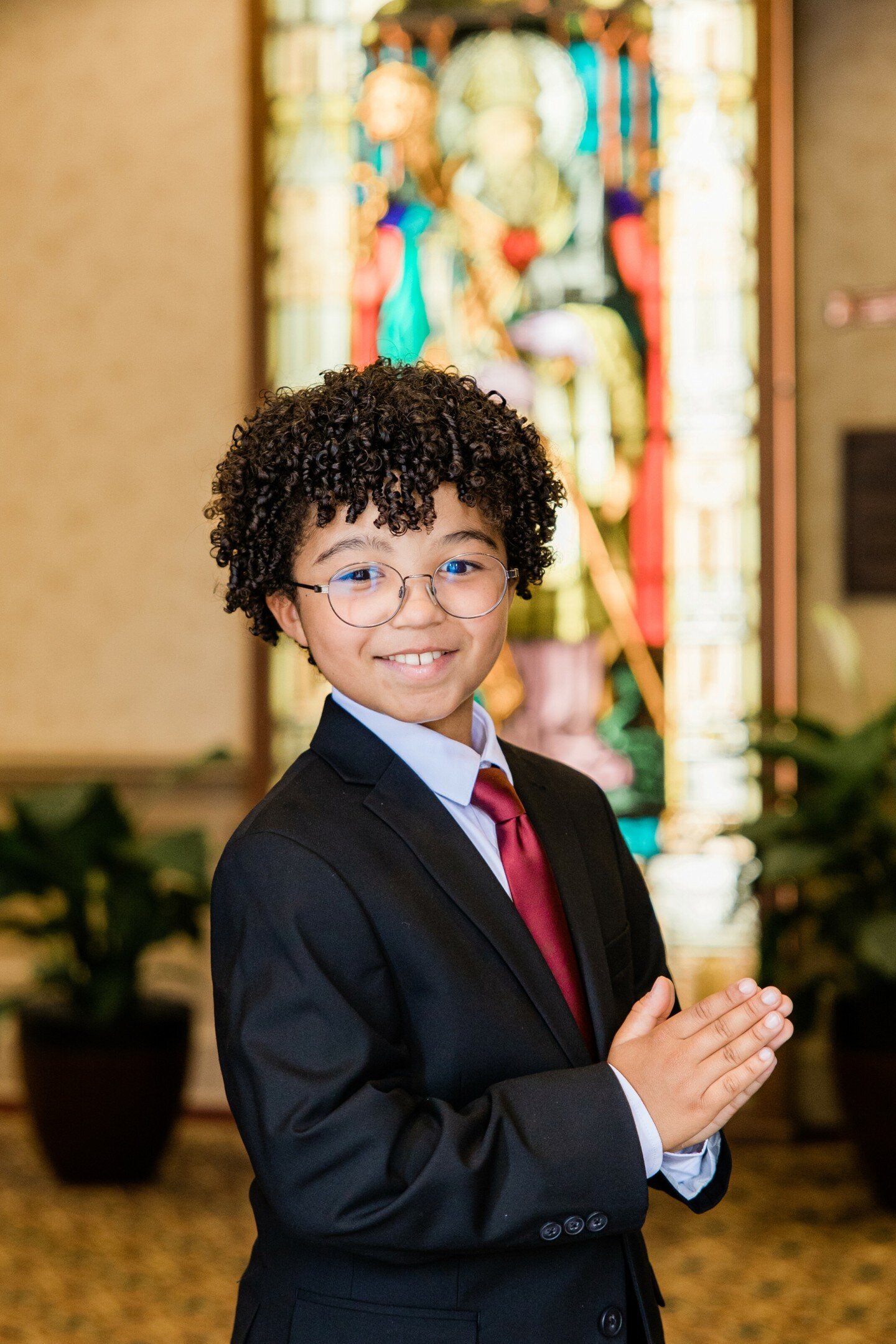 Prayer hands - a classic first communion portrait pose. The trick is to remind the kids to keep their elbows tucked in otherwise they look like they have little chicken wings 😇🙏🏼