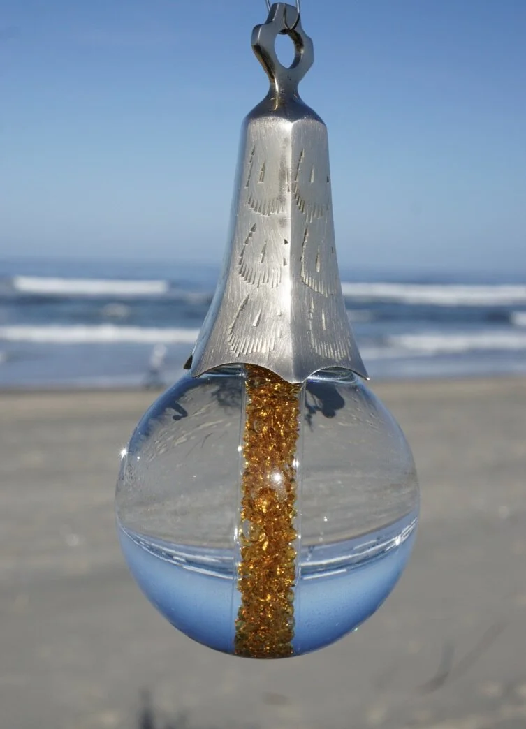 Vanity Oregon Du Drop topped with an Hexagonal Bell, with Preciosa "Topaz" Birthstones and filled with November Rain