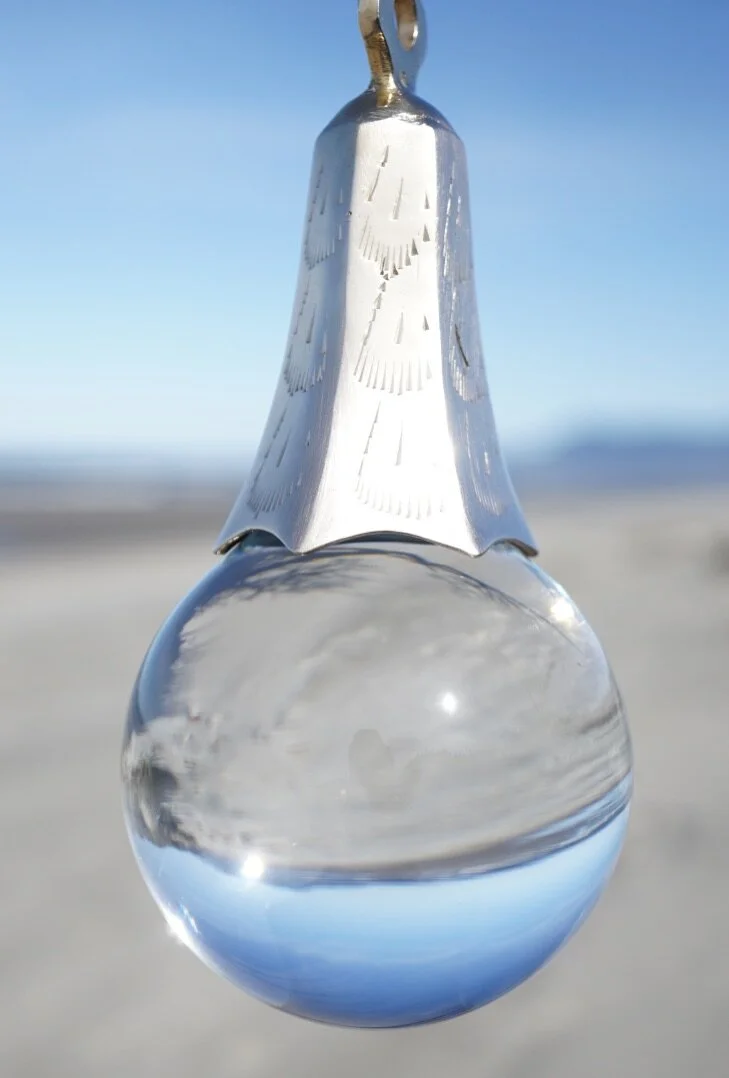 Vanity w/Hexagonal Bell