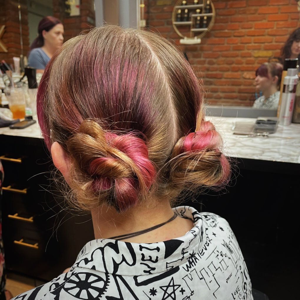 Pink space buns for this flower girl, but make it bridal.
#denverhairstylist #denvermakeupartist #coloradohairstylist #coloradomakeupartist #denverbridalhair #coloradobridalhair #coloradoweddinghair #coloradoweddinghairstylist #cleanbeauty #bridesbab