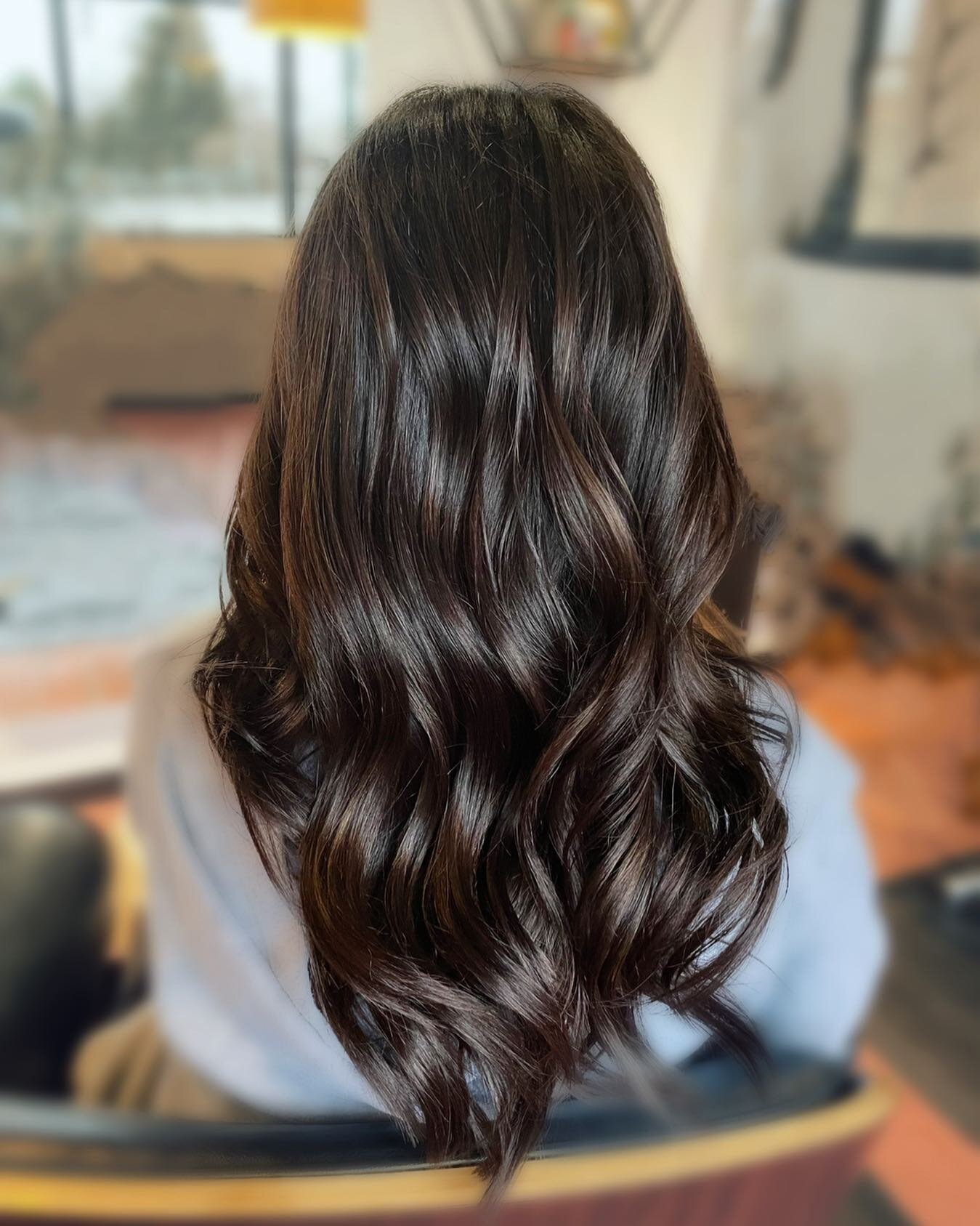 Chocolate-y dimension 🍫🤩
.
.
#goldwelllightener #redkenshadeseq #chocolatebalayage #brunettebalayage #dimensionalbrunette #brunettehighlights #denverhairstylist #coloradohairstylist #5280hair #redkenobsessed #redkenshadeseqformulas #winterhaircolor