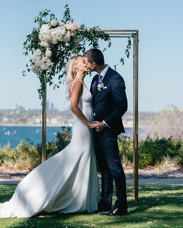 Picture perfect Holly and Nate 🤩✨ captured by @kennethlimweddings 💫