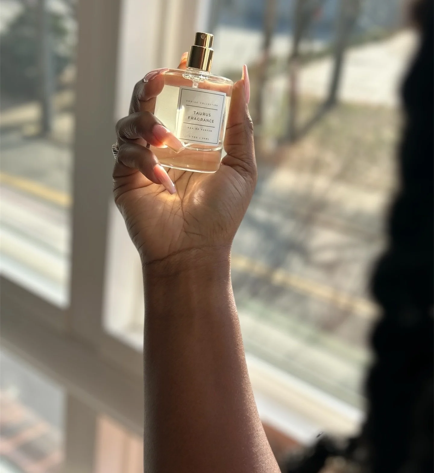 When you walk into a room, and eyes are glued onto you because your fragrance is soo soothing, angelic, and inviting 🥰

This scent speaks before you do, raw yet refined, luxurious with a touch of untamed beauty.

Crafted for those who lead with pres