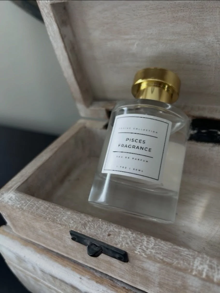 ✨ SOTD: PISCES ✨

There&rsquo;s something special about Pisces. A true hidden 💎. Soft, sweet, and comforting. This scent wraps around you like a warm hug from someone you love most. Gentle, inviting, and lingering beautifully throughout the day 💕

