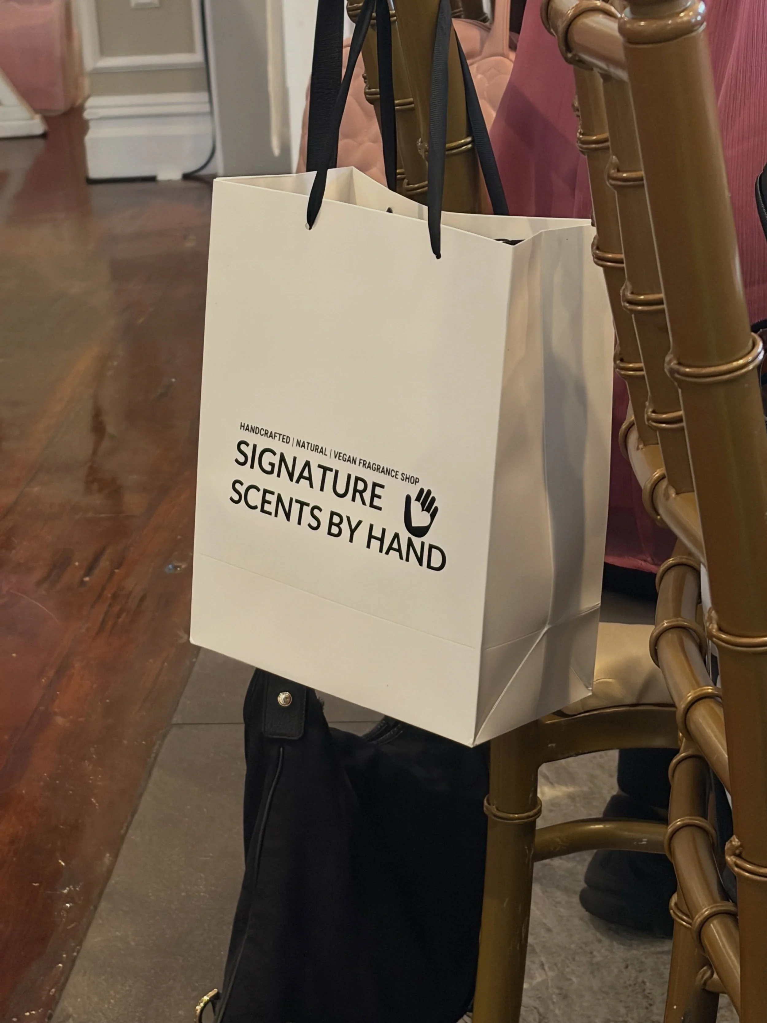 👀 I spy with my little eye&hellip; NEW shopping bags! 🛍️✨

Aren&rsquo;t they the cutest?! 😍 Simple, sleek, and giving a little everyday luxury. Because the experience of smelling good and feeling good starts before that first spritz. 

#ScentTribe