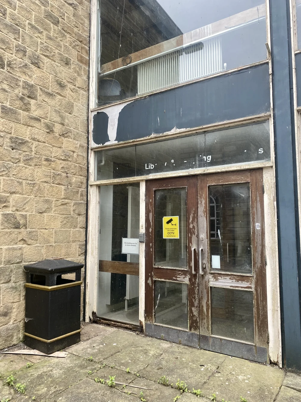 “Lib ‘  / `,  -  .   `ng” - The increasingly forlorn main entrance to the Library. 