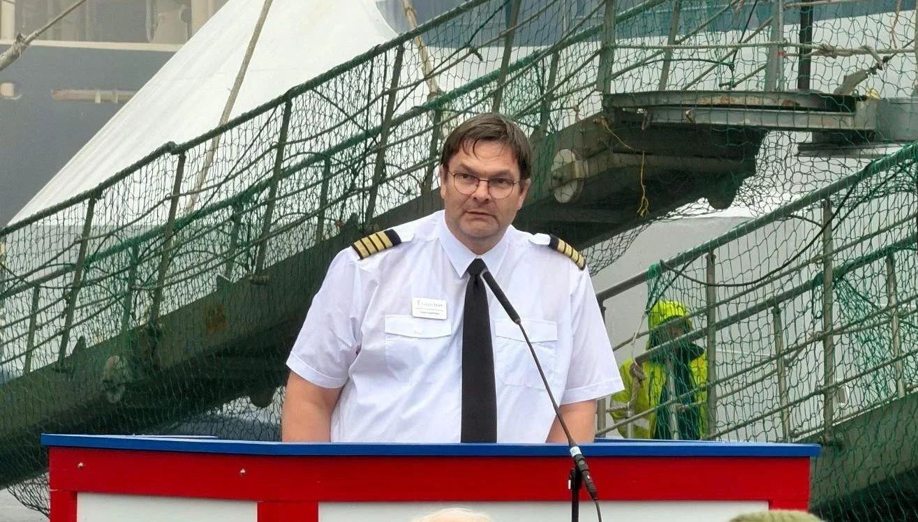 Logos Hope’s Faroese Captain addresses the large welcome crowd