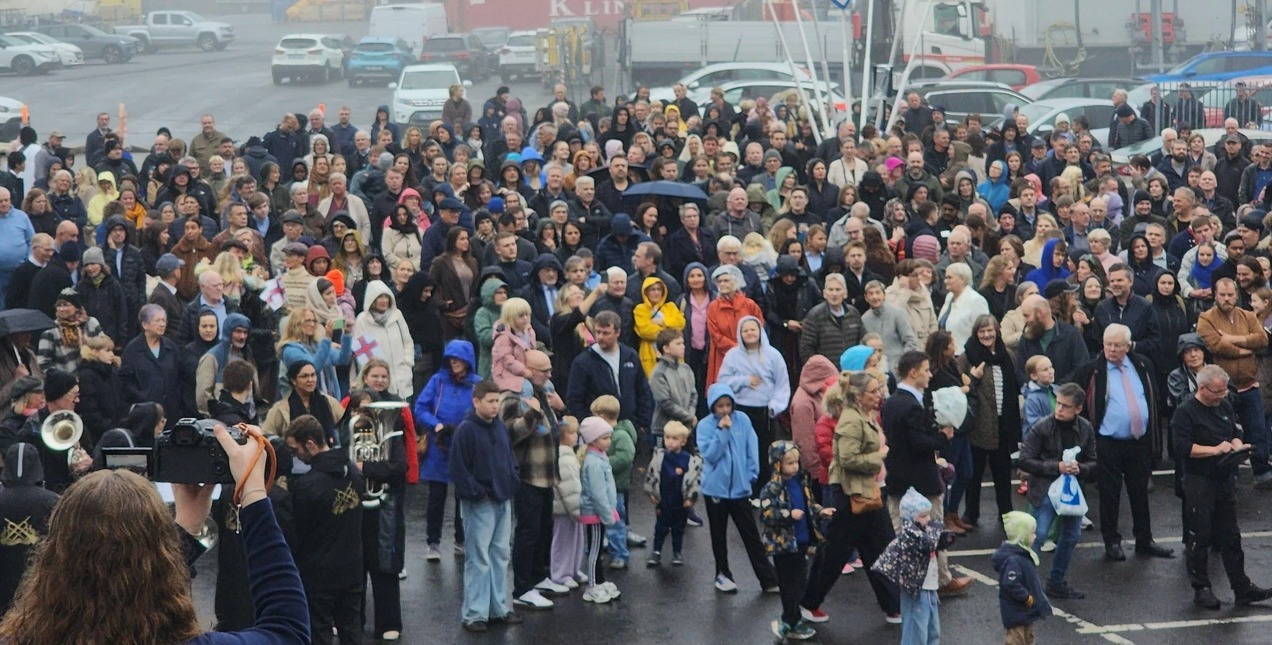 In the rain, cold and wind, a welcome crowd greets the ship