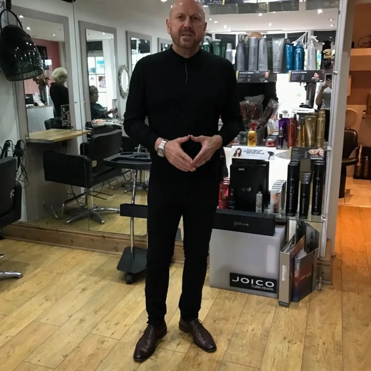 Paul is hanging up his Talkingheads scissors at the end of this year...
He opened the Salon in 1997 so its fair to say he's a big
part of Salon life.
We will miss him but wish him all the best with his next chapter..

Paul's last day will be Tuesday 