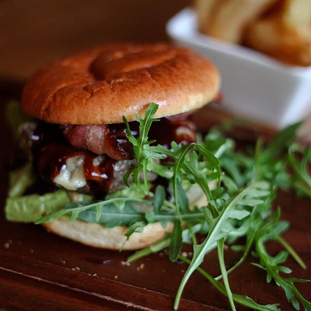 Get a load of this! We've got food to fuel your week. Whether you love a classic or are looking for veggie and vegan options, we have a burger for you. ⁠
⁠
⁠
⁠
#Burgers #foodie #oxfordeats #oxford_uk #oxfordpubfood