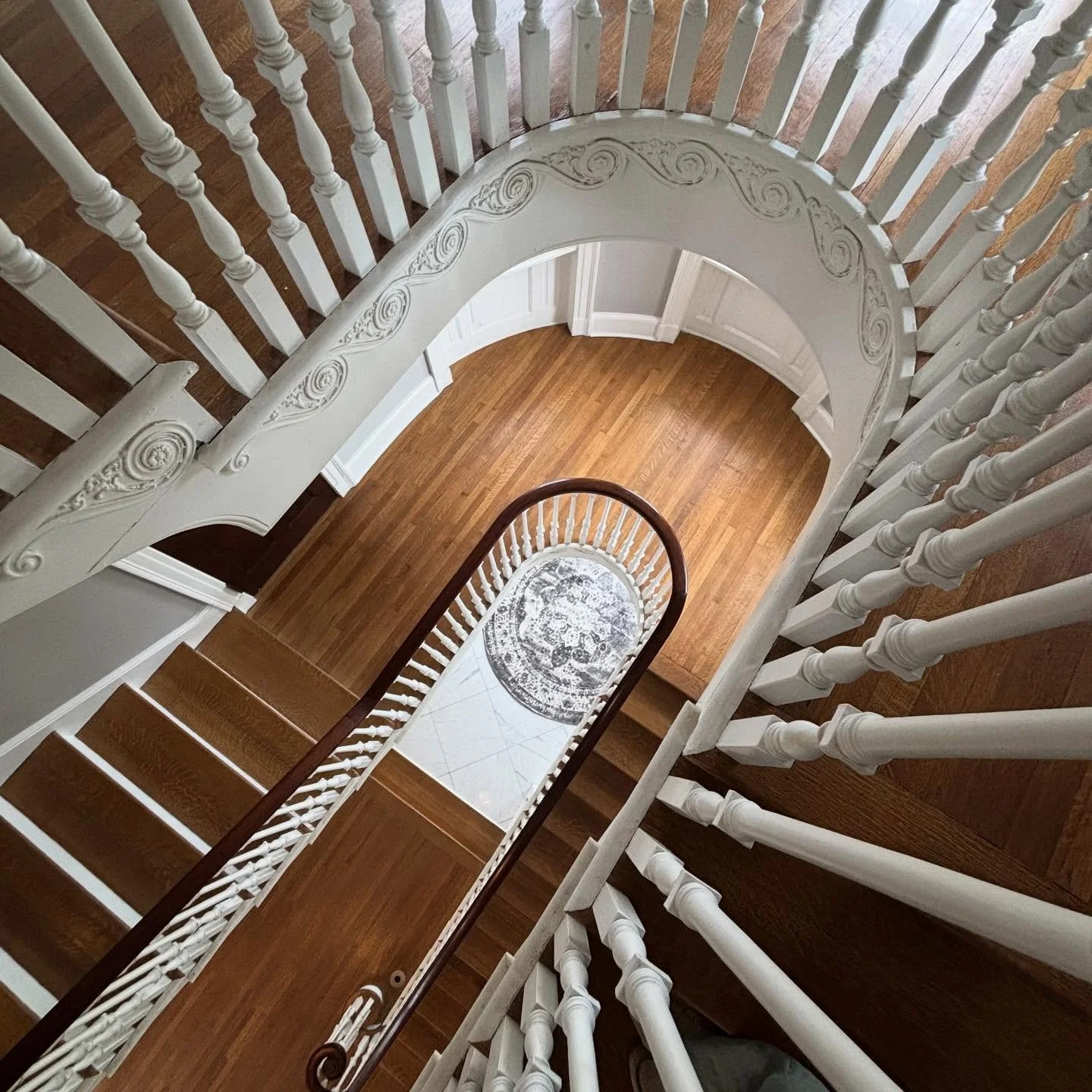 In today&rsquo;s post of &lsquo;stairs I&rsquo;d love to climb each day&rsquo; comes this beauty.  The grace of the curves and the light coming in make this one a real stunner.  Bonus picture of the home&rsquo;s prominent entry gate at the end so swi