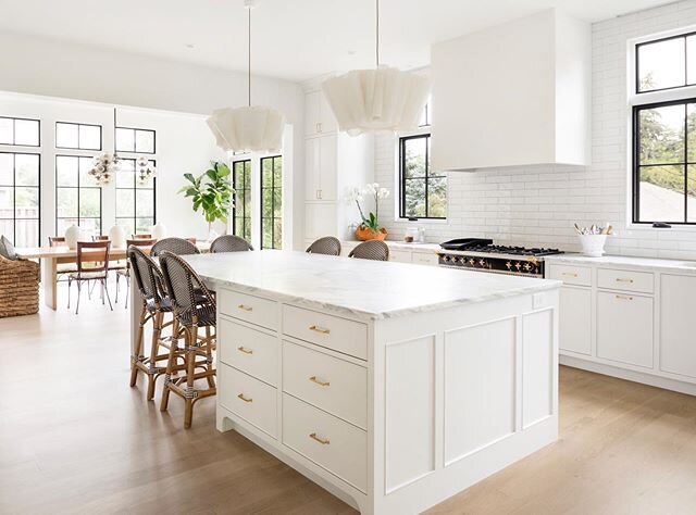 Anything better than a kitchen drenched in natural light? #refinedcustomhomes