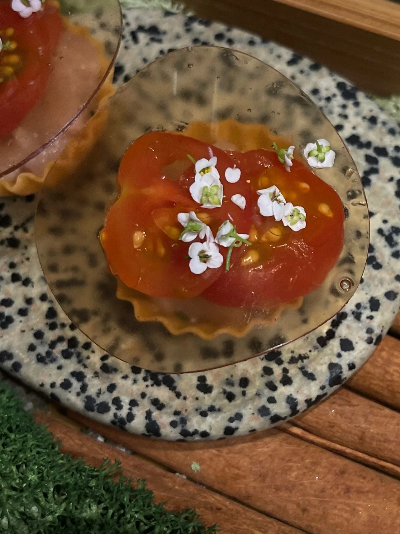 In a city where dining can often stretch the wallet, discovering a restaurant that offers exceptional value is a true delight. @cesoirsg stands out as a culinary gem, delivering an unforgettable dining experience without the hefty price tag. 

From t