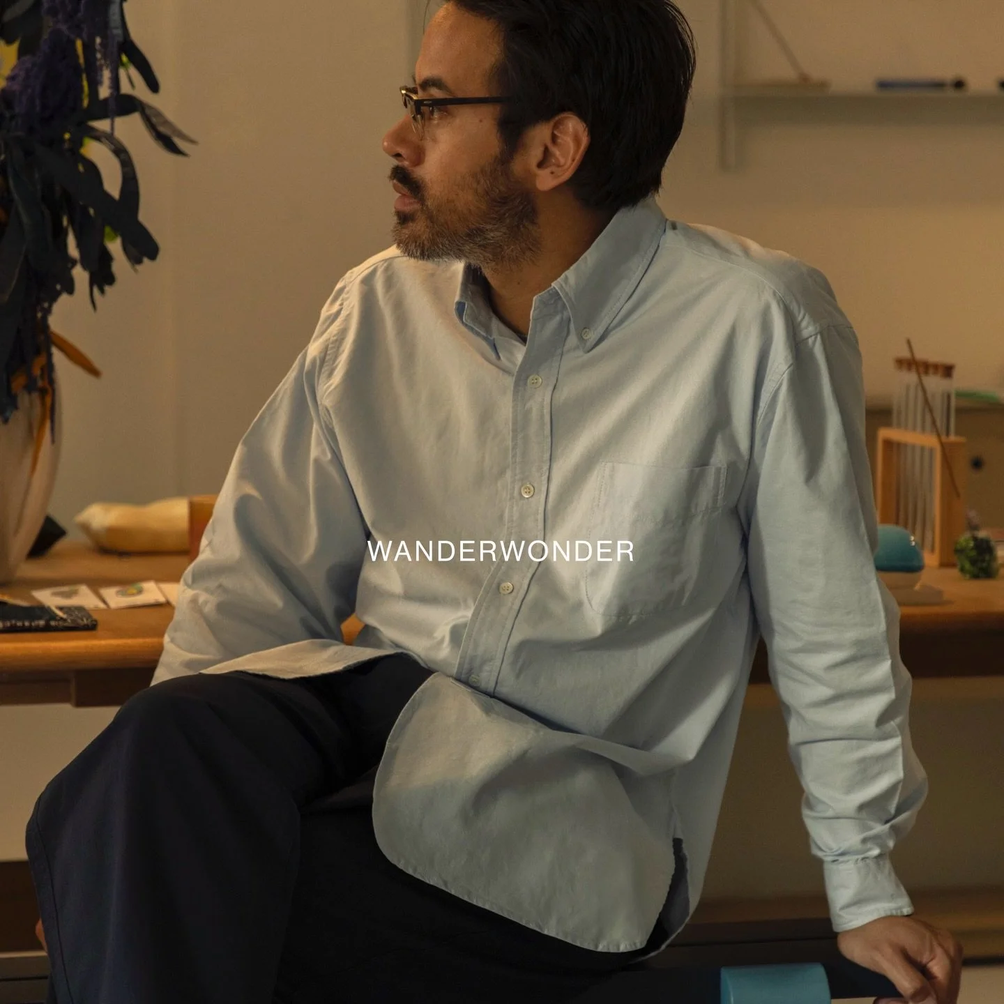 When it comes to shirts, the essentials are clear: fabric, cut, and the little details that make all the difference. A great shirt should be easy to wear, weather-friendly, and low-maintenance, offering durability while remaining a classic wardrobe s