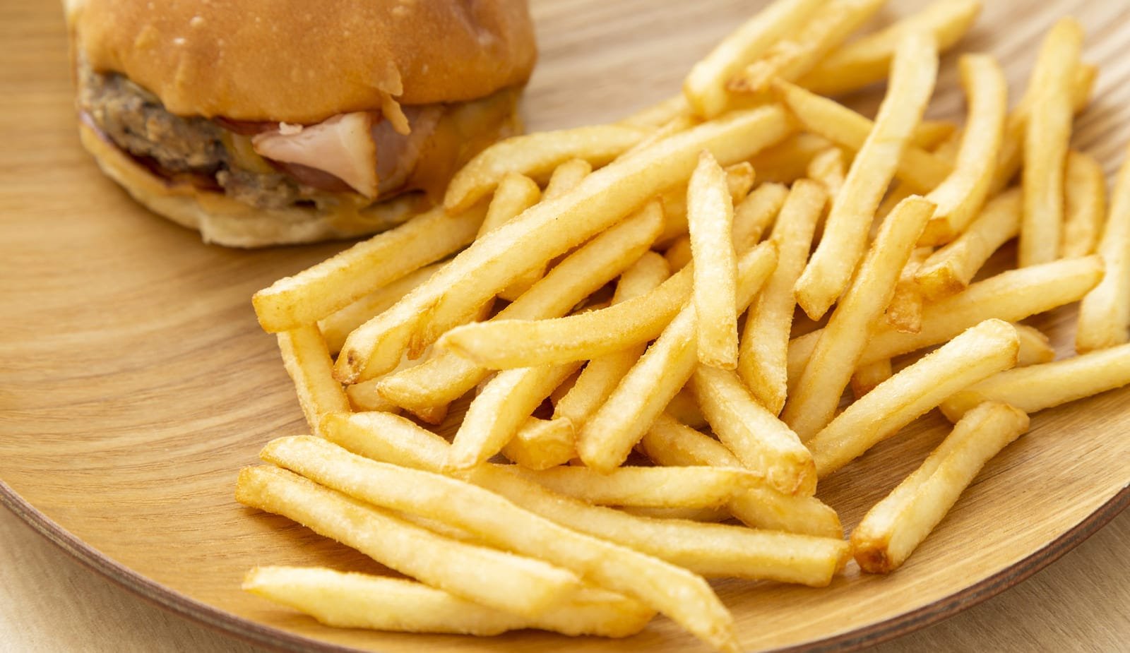 睡眠不足の人ほど「ジャンクフード」食べまくる訳