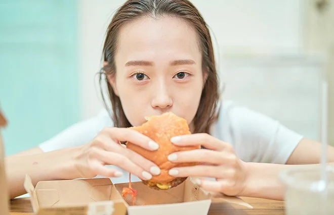 腸によくないとわかっていても…我慢したくないときは「食べる時間」の見直しを