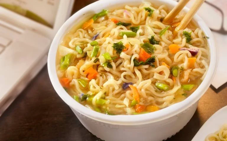 ¿Las sopas instantáneas tienen plástico? Esto dice Profeco
