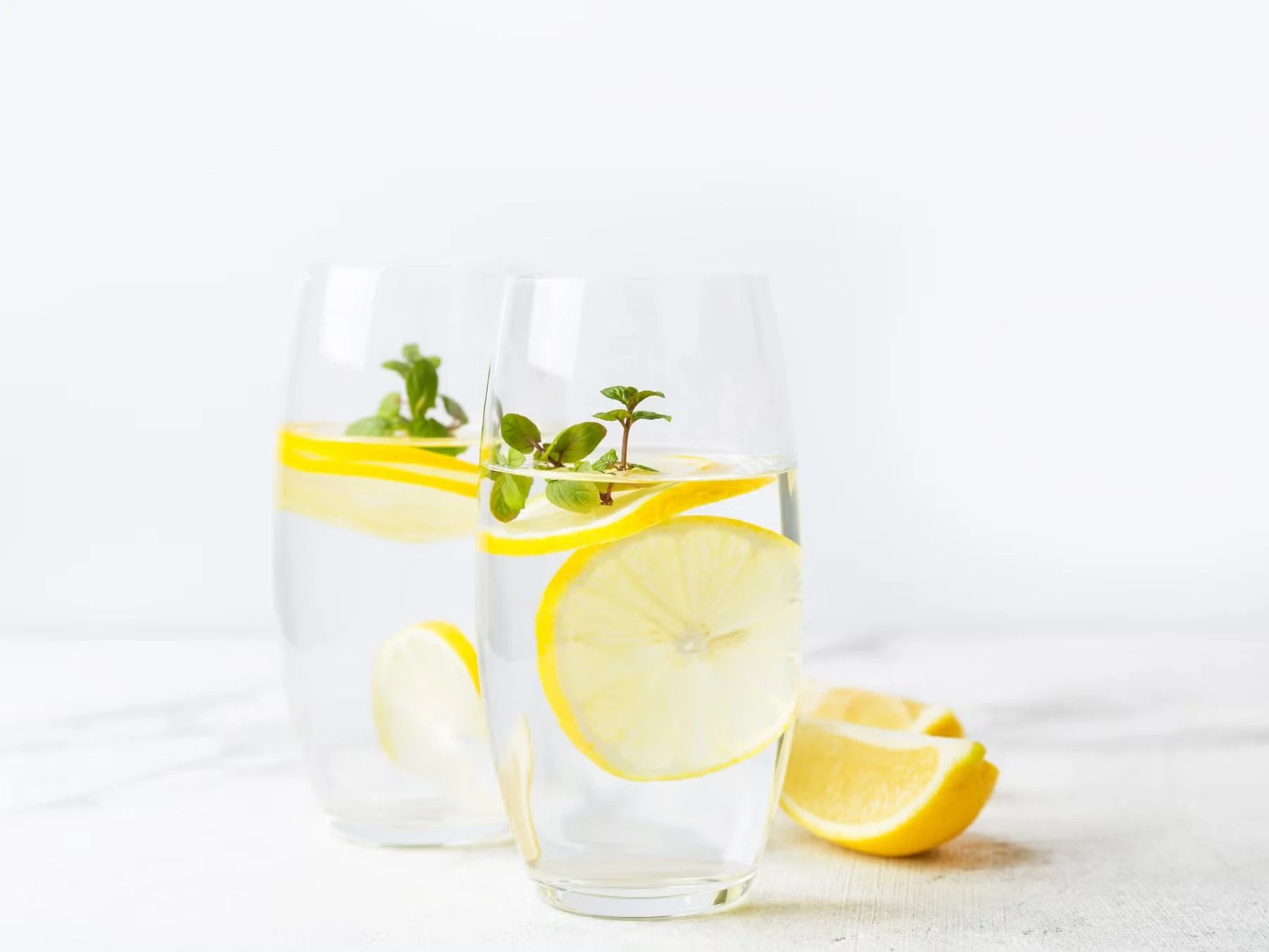 「レモン水」の効果とは。朝1杯で痩せる？ 肌荒れは？ 専門家が明かす“正しい作り方”と副作用