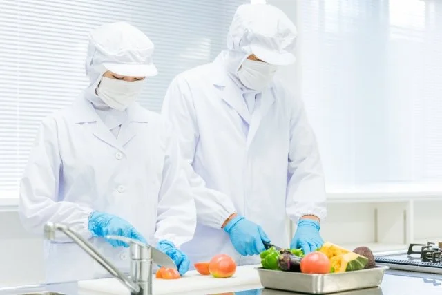 食品関連施設の従業員に聞いた衛生管理で気を配っていること、2位温度管理・維持、1位は？