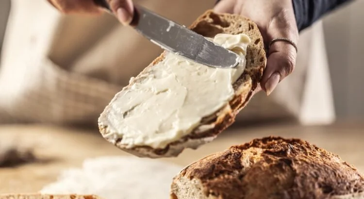 Peut-on manger du beurre en cas de cholestérol élevé ? Il y a une dose à ne pas dépasser selon un médecin vasculaire