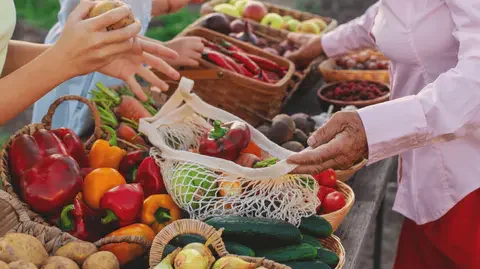 Quels sont les bons réflexes à adopter au marché pour éviter les risques alimentaires ?