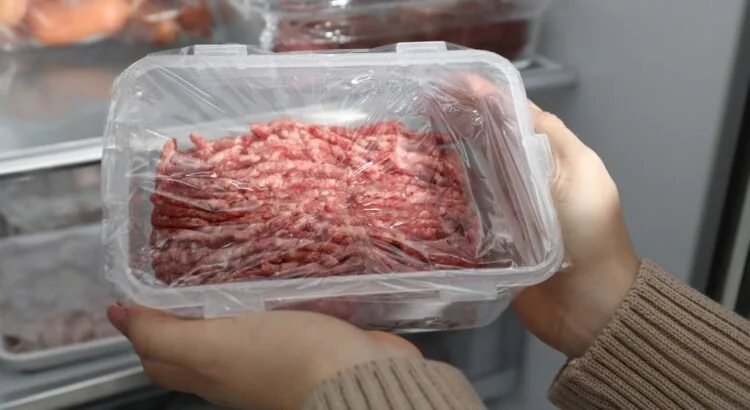 Faut-il laver sa viande hachée avant ou après cuisson ? Voici l'erreur à ne plus commettre pour éviter l'intoxication